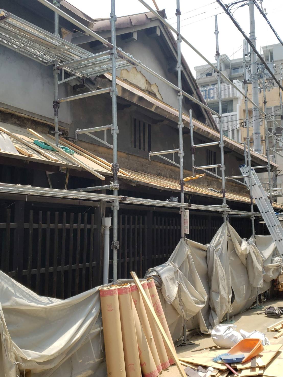 大阪市天王寺区 屋根改修 施工中 — 武内工房